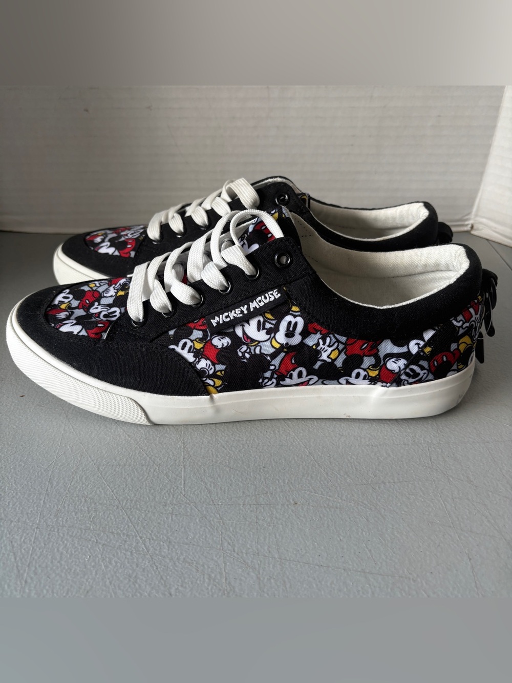 Mickey Mouse Men's Size US 11 NWT Lace Up Sneaker Ground Up